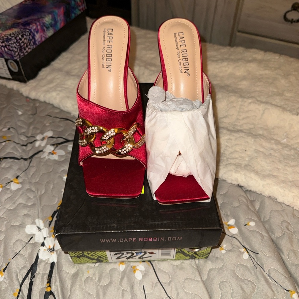 Elegant Red Satin High-Heel Mule with Gold Chain Accent - Picture 5 of 5